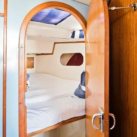 Hotel en barco Bmyguest-evamia River Boat 3*